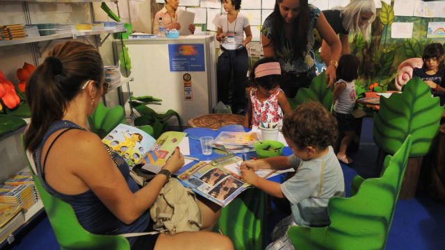 Estudo revela que 53% das famílias raramente leem para criança